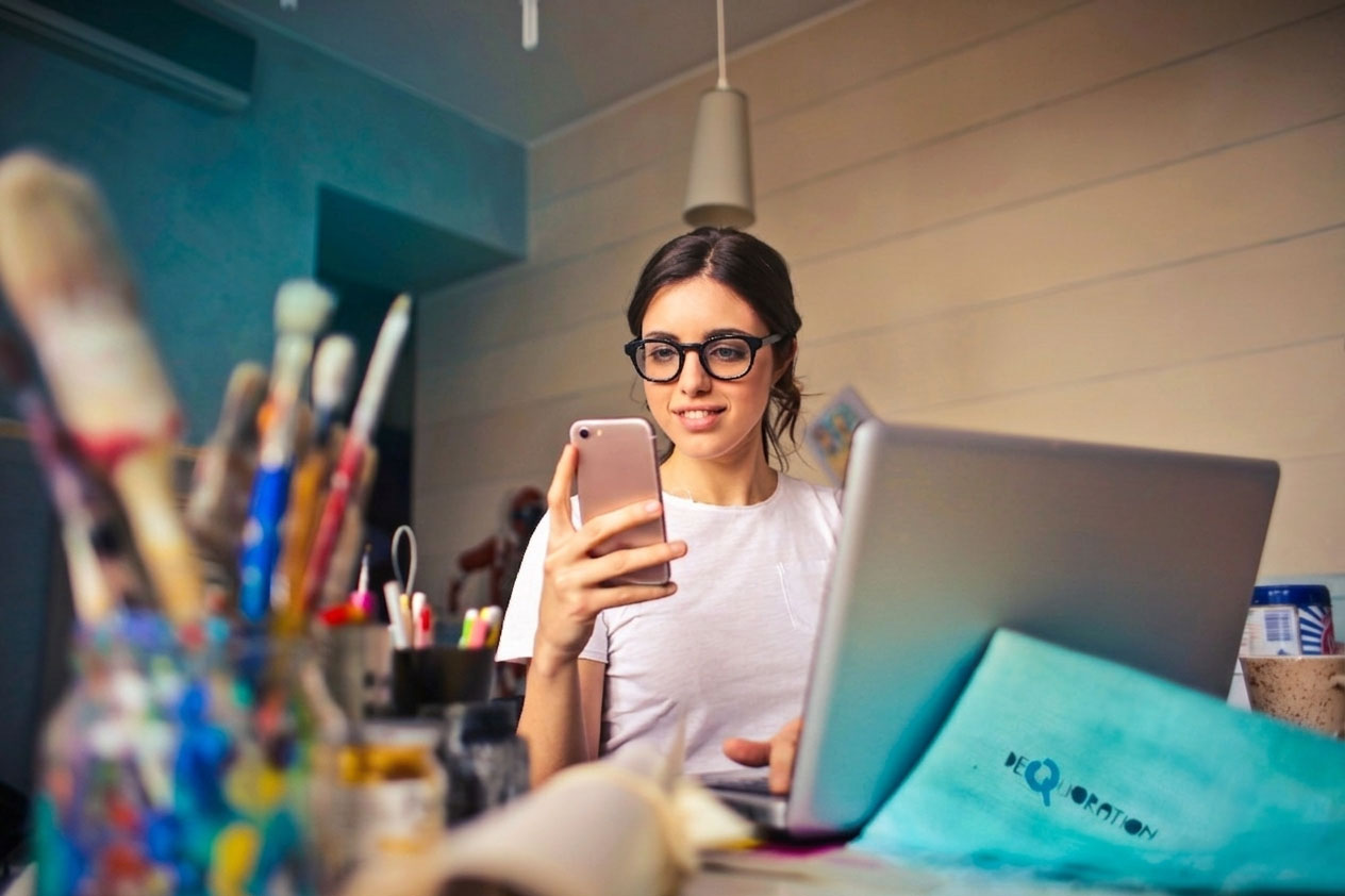 Influencerin mit Smartphone
